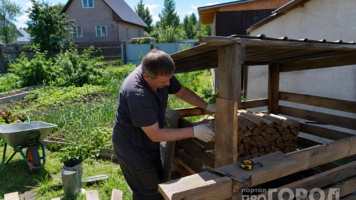 Лежал без дела старый брус: вот как сделал из него крепкую дровницу, которую теперь все хвалят