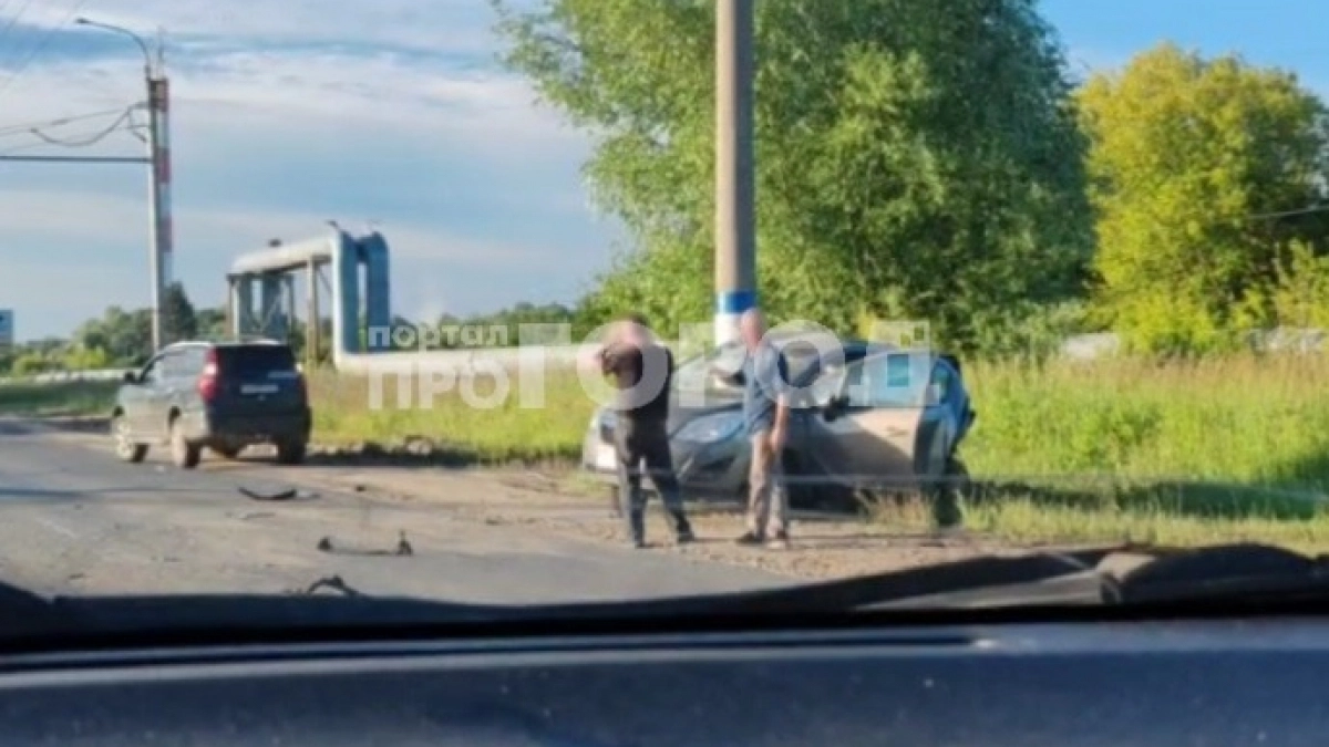 В промзоне Новочебоксарска легковушка врезалась в столб в результате столкновения с другим авто