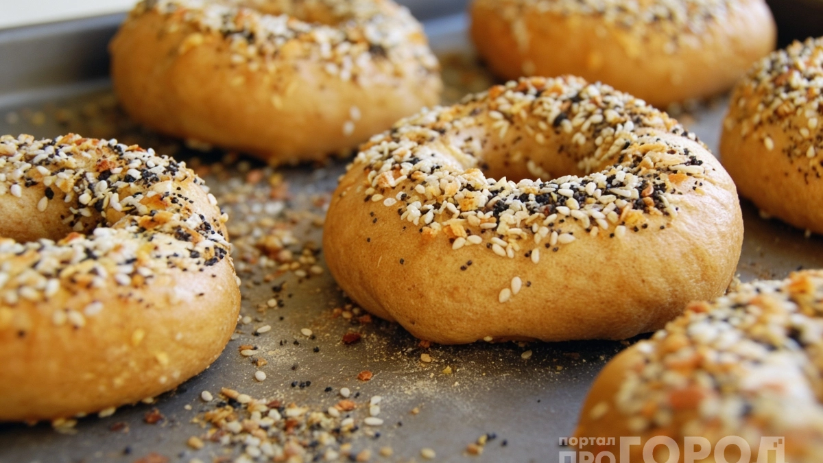 10-летний сын всю неделю пёк еврейские бублики: вкуснейшая выпечка с медовым луком и рыбой - стали хитом на завтрак