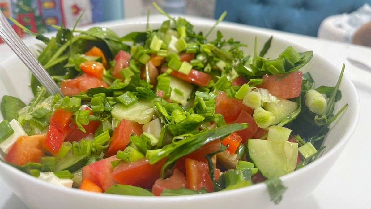 Сделала огуречный салат по‑немецки — и теперь даже мясо готовлю под него: вот в чём секрет