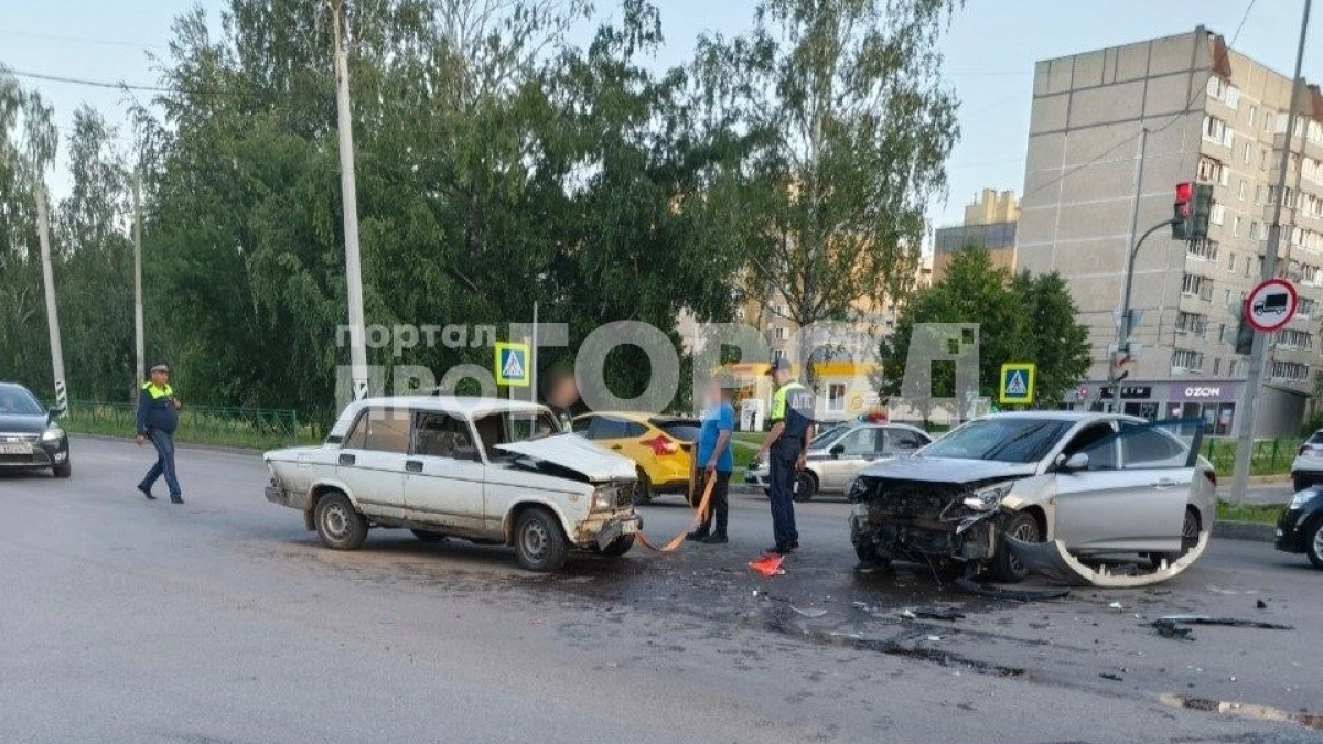 В Новочебоксарске на перекрестке столкнулись советская классика и иномарка