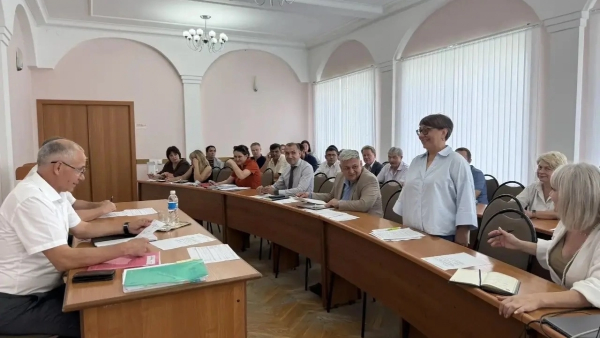 Отсутствие горячей воды и новая хоккейная площадка: власти Новочебоксарска обсудили проблемы города 
