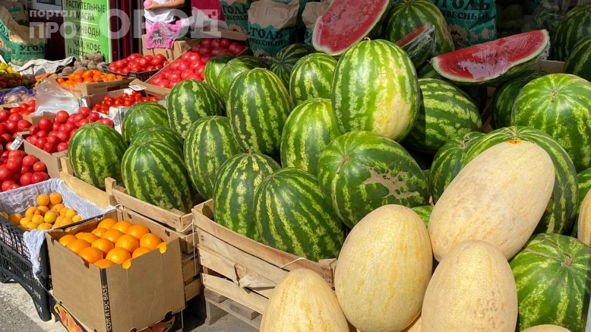Не стучу и не давлю: вот как выбрать сладкие арбузы — эти 3 признака реально работают