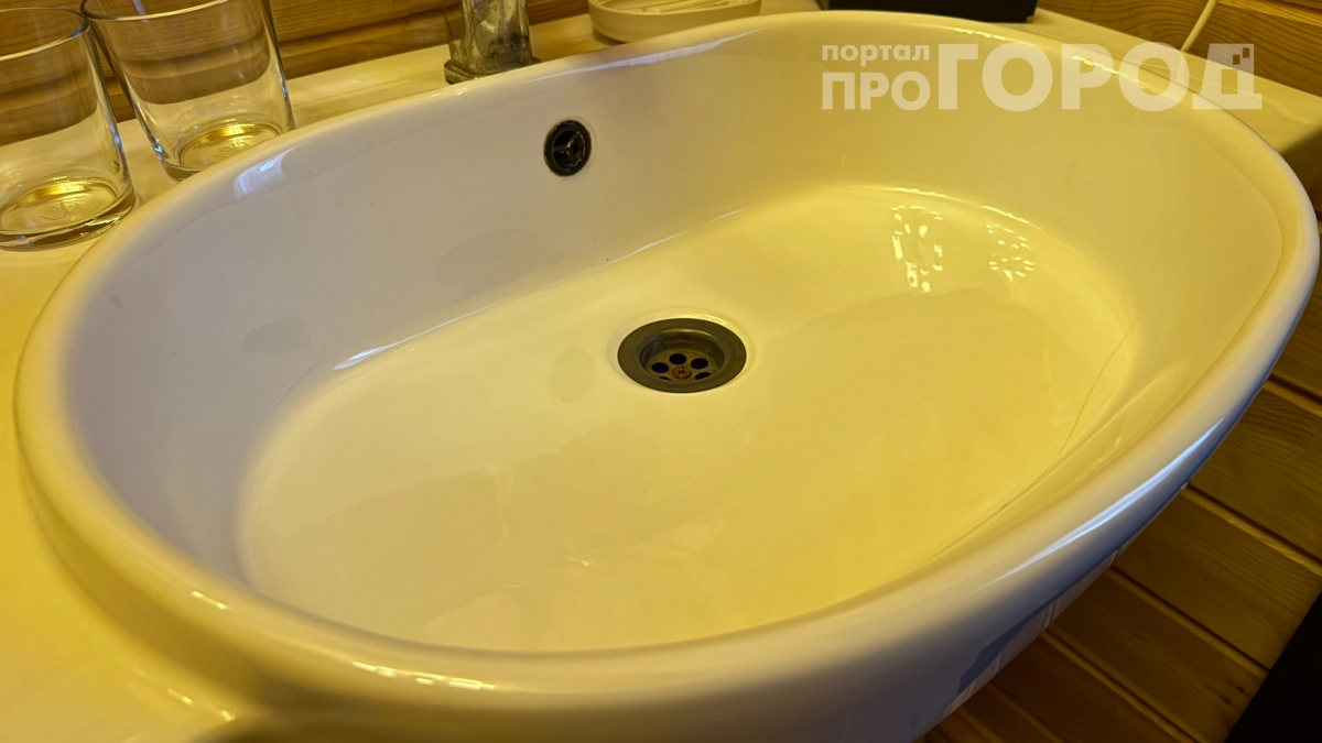 Перед отпуском заливаю масло в слив — и возвращаюсь в квартиру без запаха канализации: рабочий лайфхак