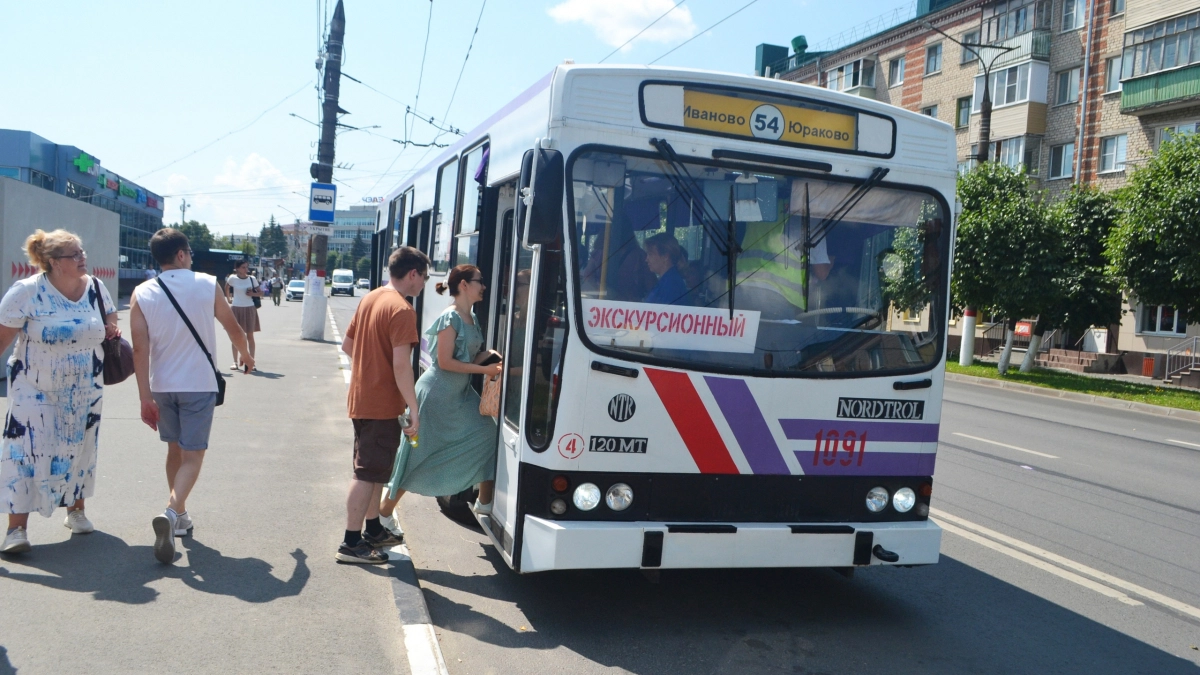 Ретротроллейбус из Новочебоксарска провез пассажиров по центру Чебоксар