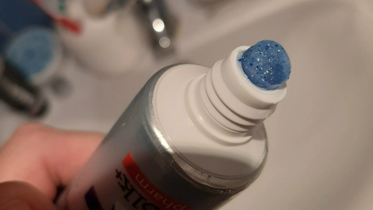 Тайный метод домохозяек: простой способ удалить плесень в ванной используя зубную пасту