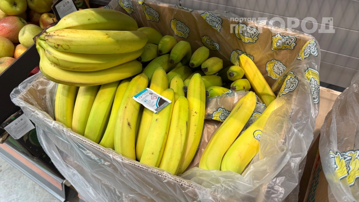 Продавцы “Пятёрочки” и “Магнита” роются в ящиках и достают эти маленькие пакетики: в чём секрет