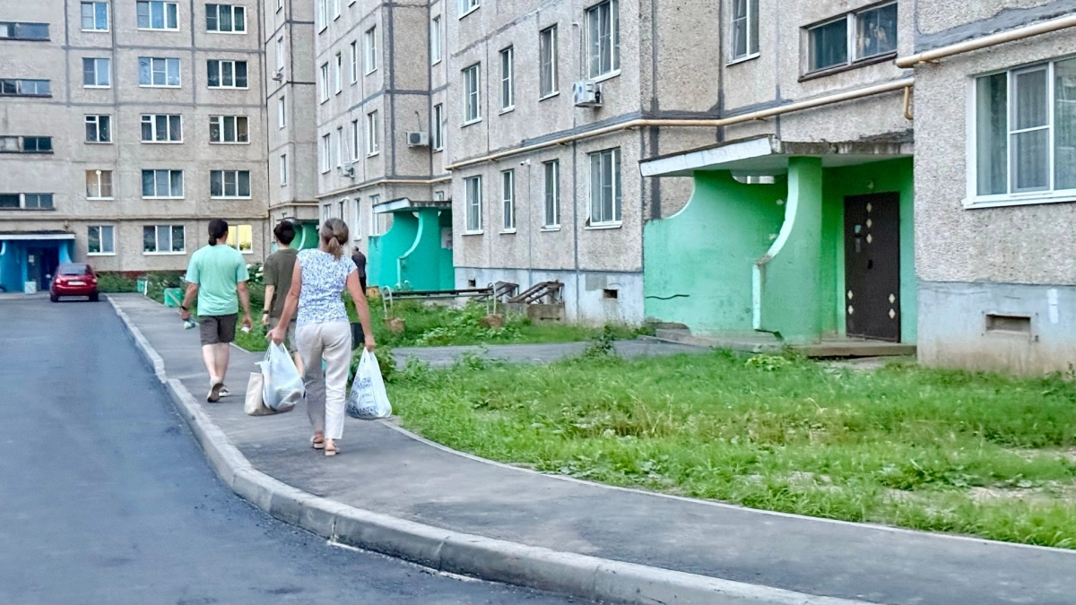 Жители новочебоксарских домов добились нового тротуара во дворе