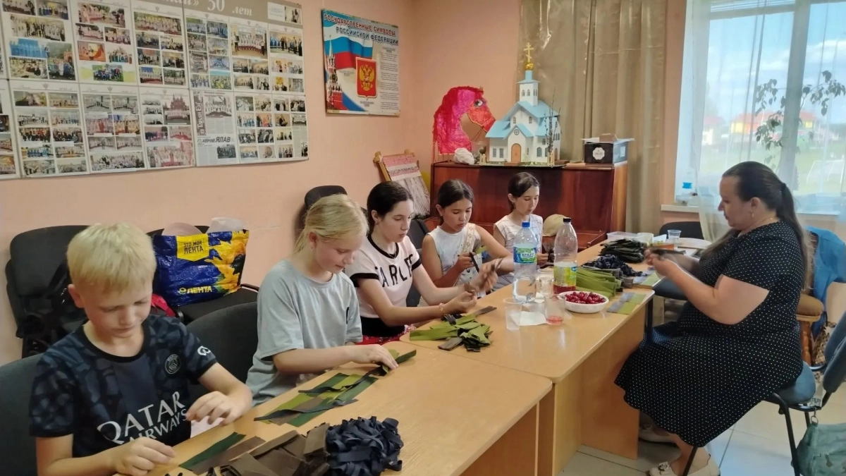 В Чебоксарском районе к плетению маскировочных сетей привлекли детей