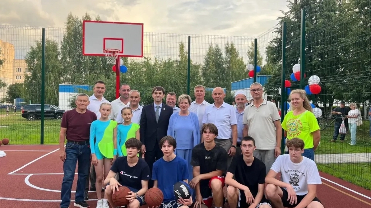В новочебоксарской школе открылась универсальная спортплощадка для трех разных игр