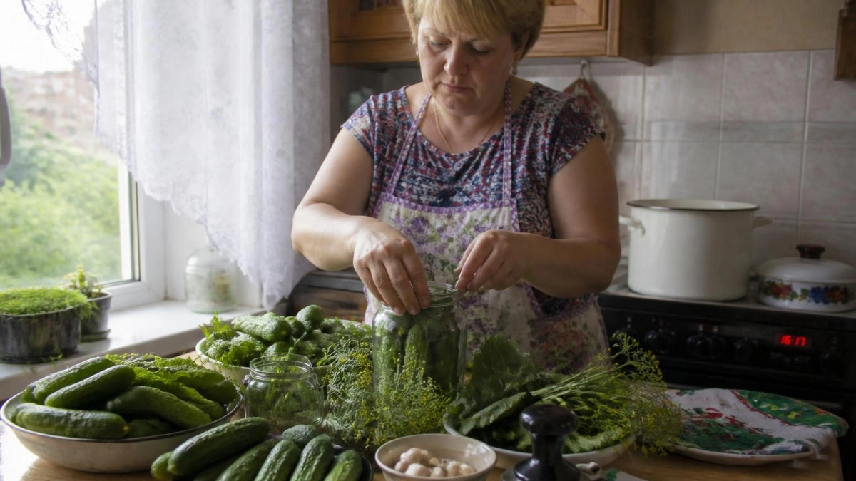 Бабушкин секрет маринованных огурцов, который передают только избранным: двойная обработка творит чудеса