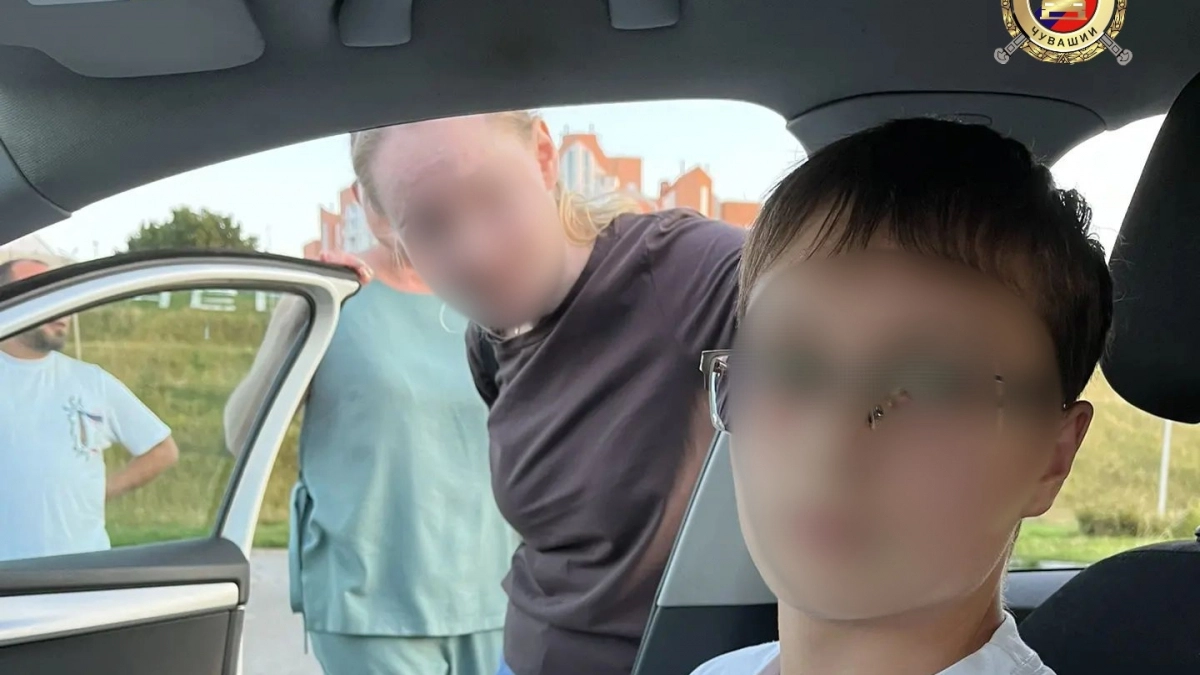 Новочебоксарка и ее родственник устроили автодром прямо на набережной Волги