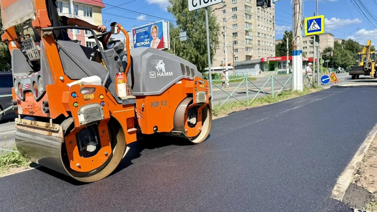 В Новочебоксарске ремонтируют городские тротуары
