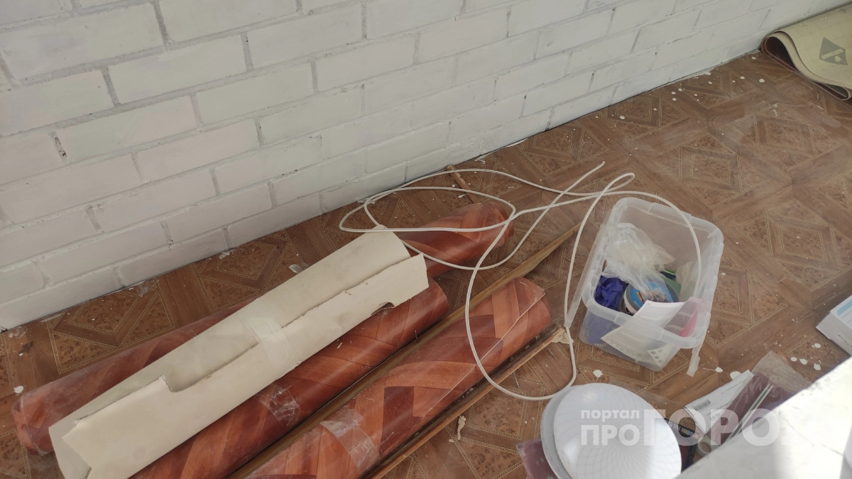Остатки линолеума нарезала на полосы: простой способ сплести влагостойкий коврик для дачного крыльца