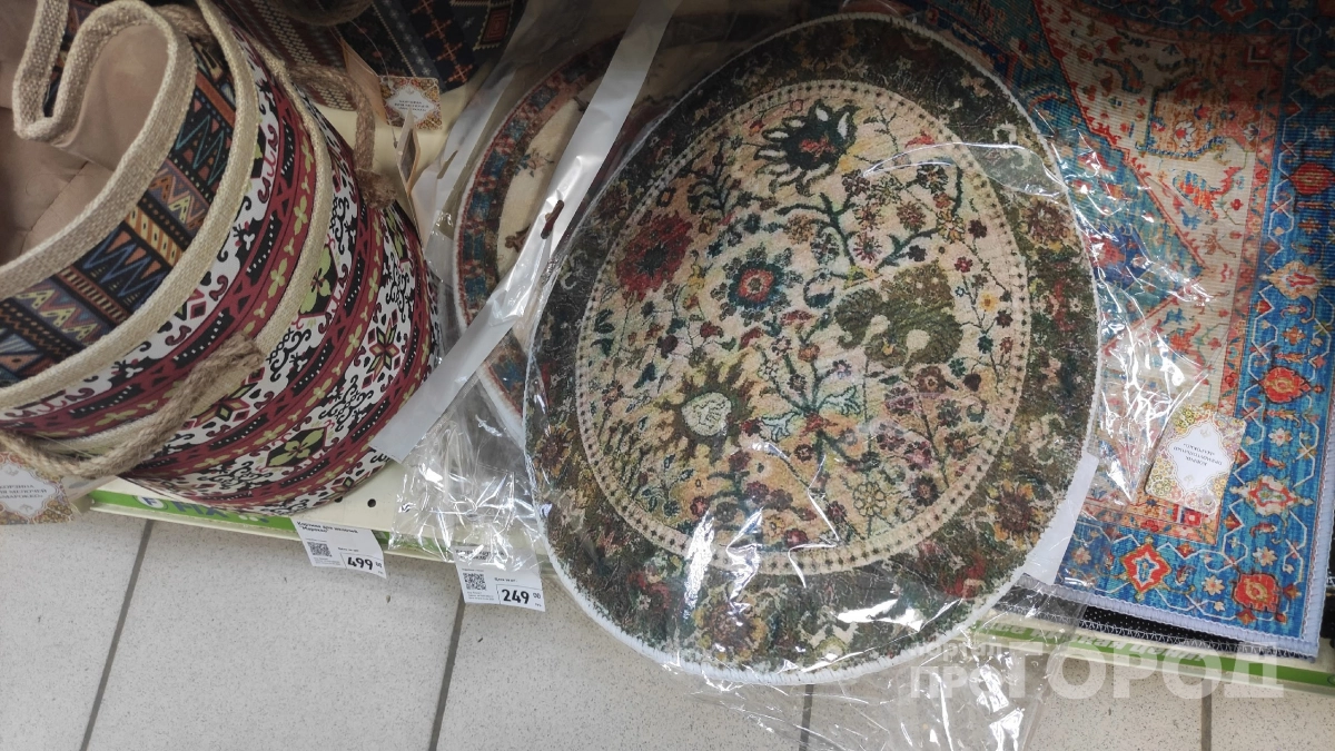 Персидские сидушки из Fix Price на табуретки не положила: собрала из них стильное панно как из интерьерного салона