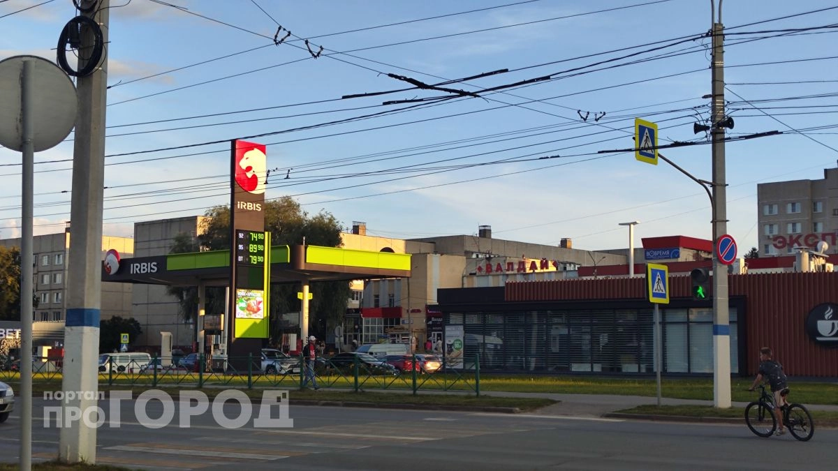 Очереди на заправках Новочебоксарска сократились: разброс цен на бензин сохраняется
