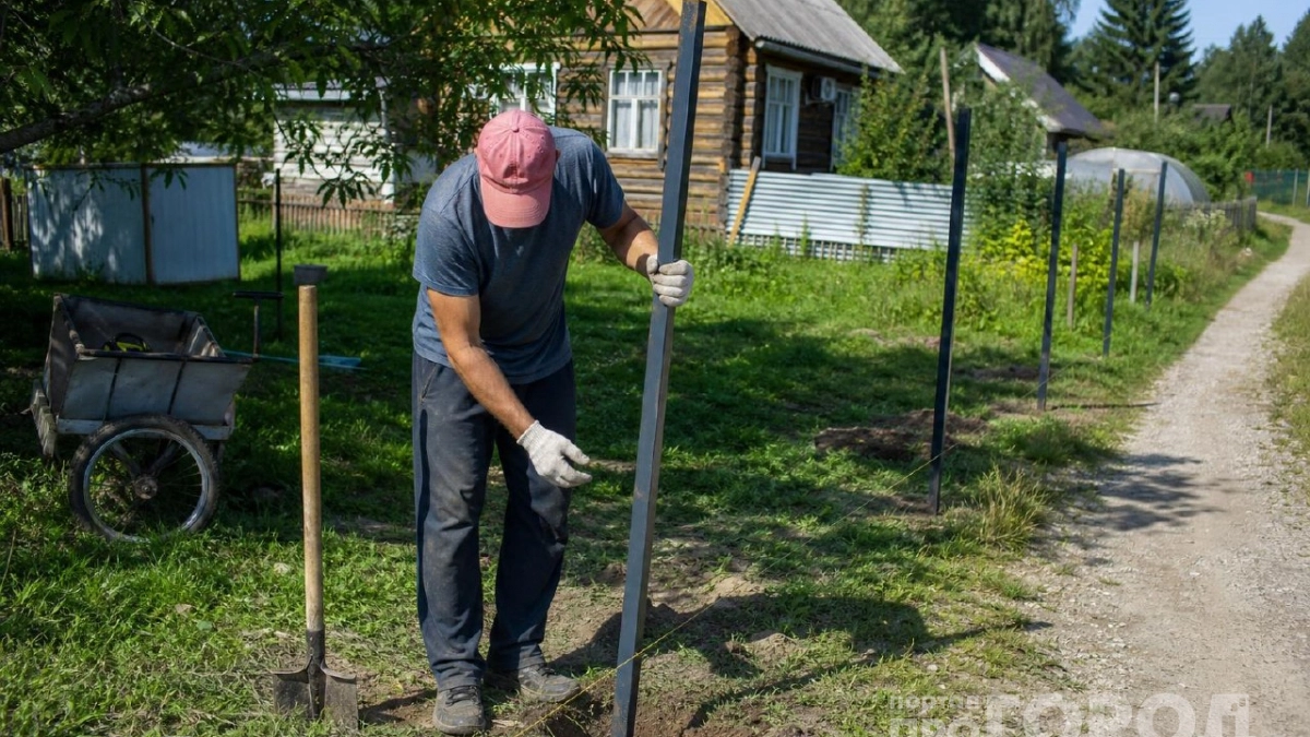 Столбы стоят как влитые без бетона: что добавить в лунки для крепкого забора