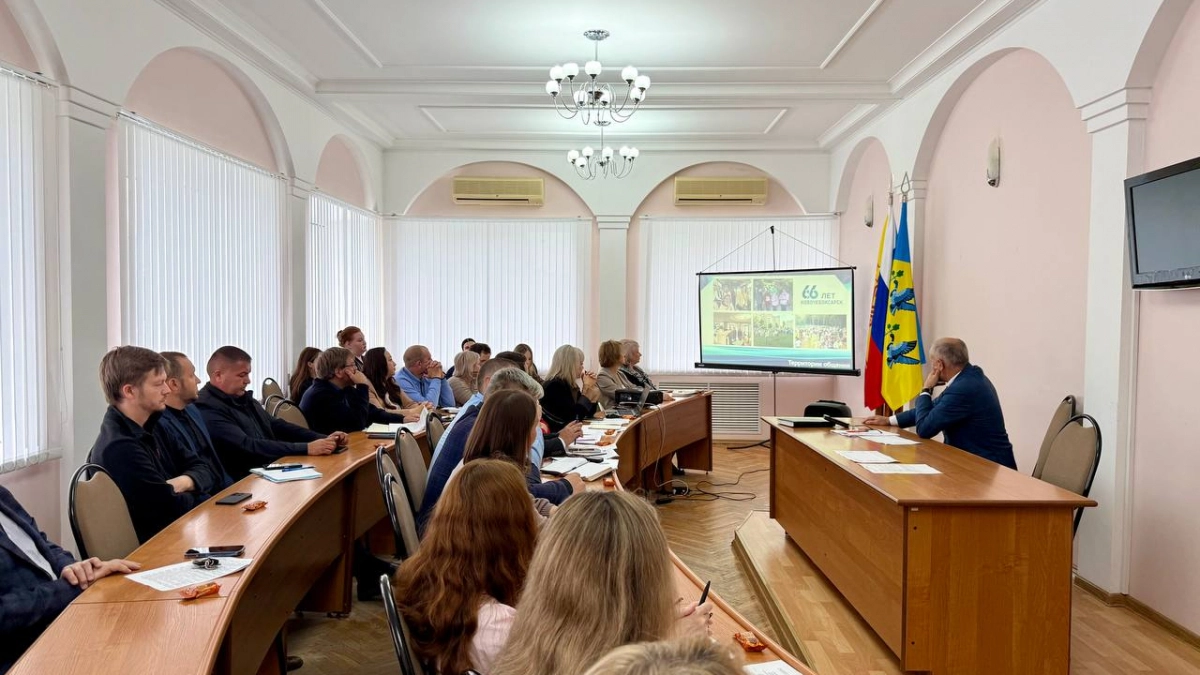 В Новочебоксарске обновляют освещение и готовят городские празднования: итоги еженедельного обсуждения