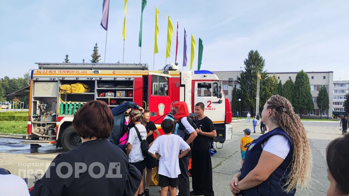 В Новочебоксарске детям разрешили включить сирены и примерить форму пожарных