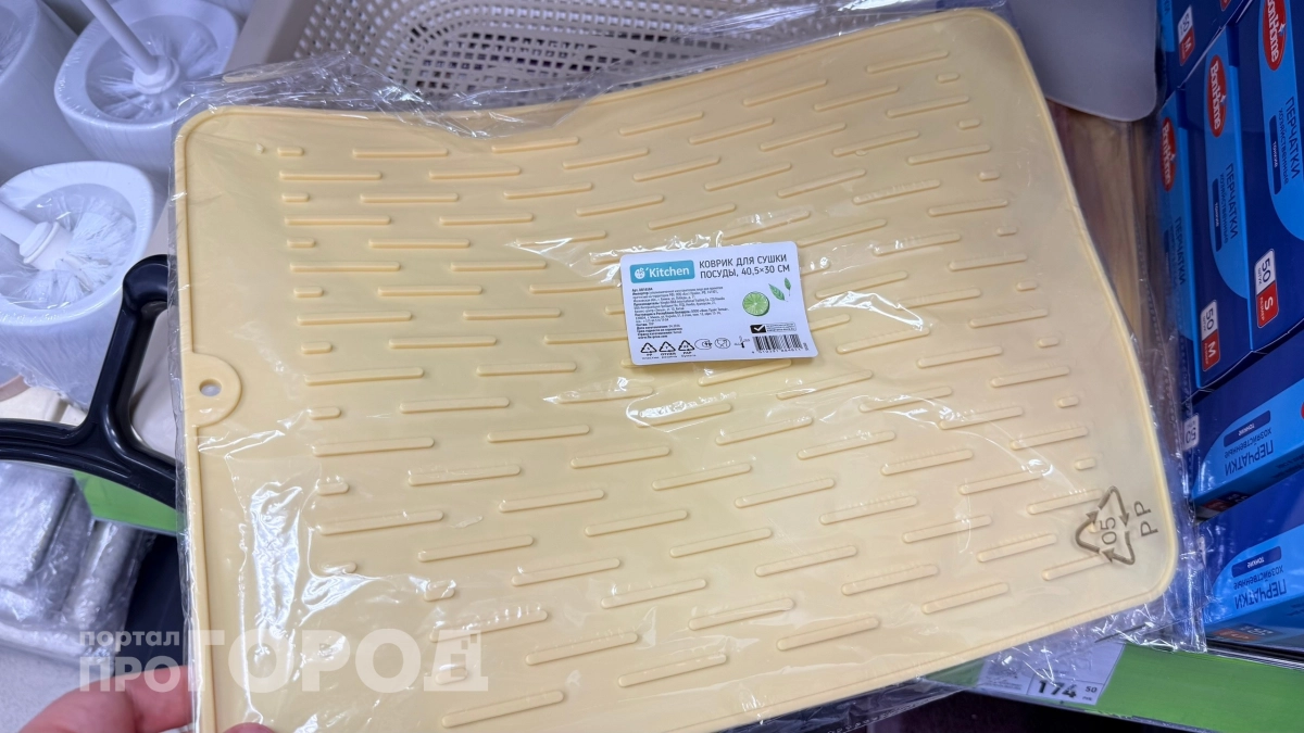 Купила силиконовые коврики в Fix Price, но не для посуды — и теперь на даче всё по полочкам: вот как их использую