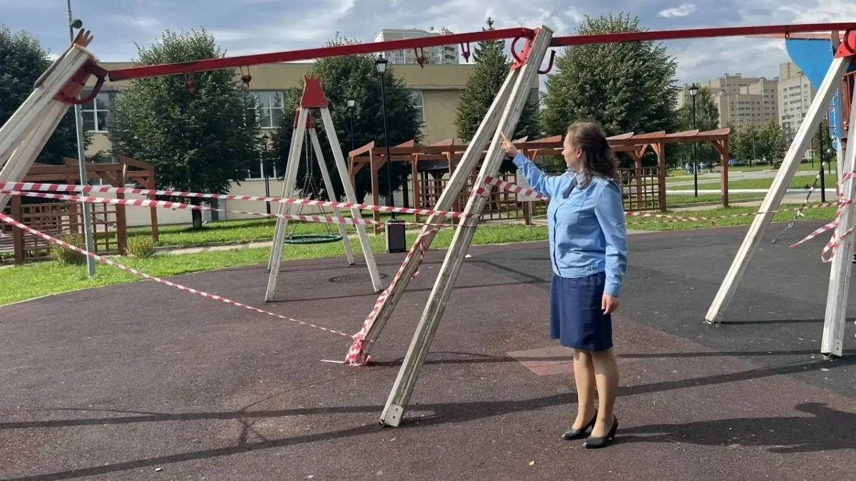 В Новочебоксарске демонтируют опасные качели на детской площадке