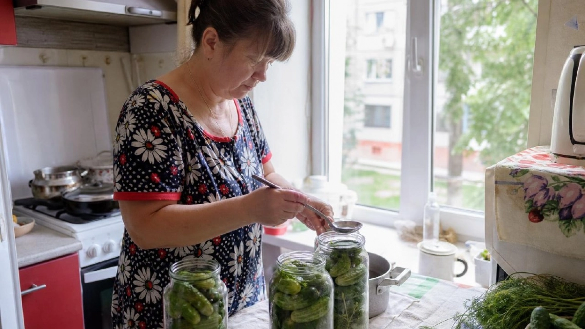 Огурцы маленькие, хрусткие и ядреные: кручу по 30 банок по-фински — сколько ни сделай, семье все  мало