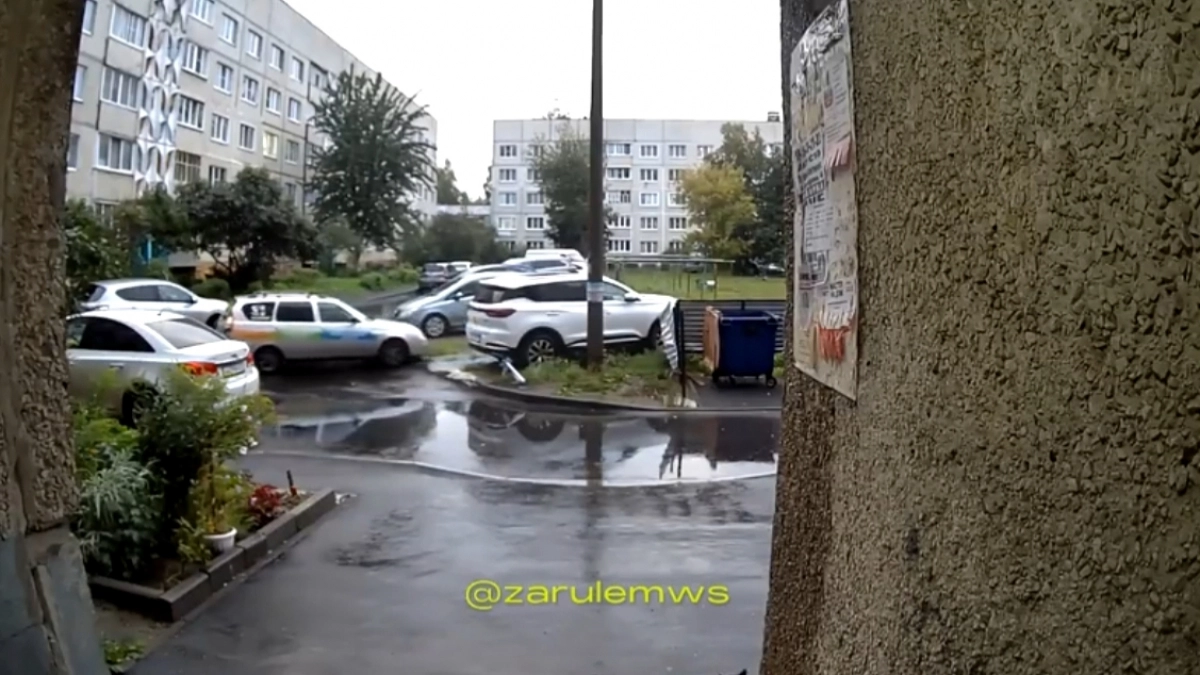 В Новочебоксарске водитель "Приоры" снес парковочный трос и повредил две машины
