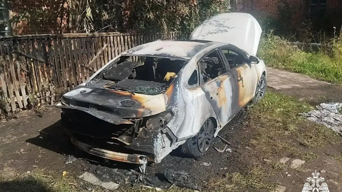 В Мариинском Посаде дотла сгорел припаркованный автомобиль Changan