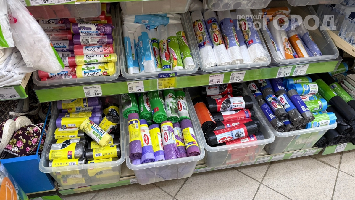 Скупаю мусорные пакеты в Fix Price, но не для кухни — тащу их пачками на дачу: соседи сначала смеялись, а зря
