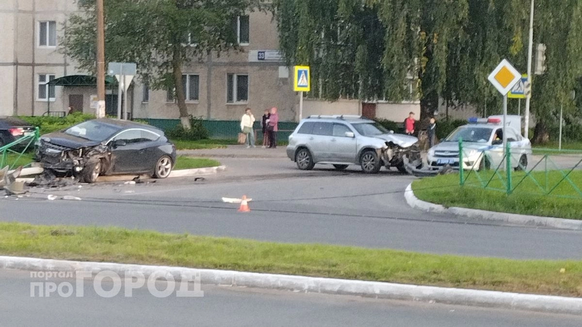 ДТП в Новочебоксарске: машина вылетела с дороги и снесла забор и столб