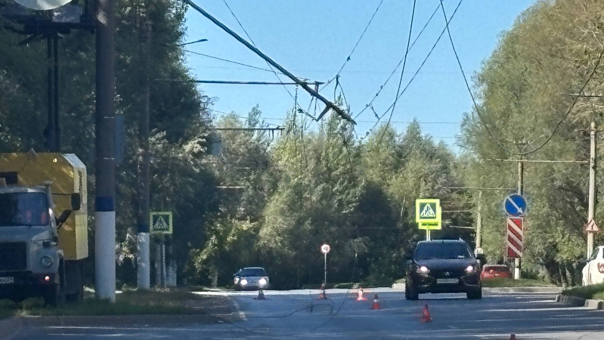 В Новочебоксарске оборвавшийся троллейбусный провод повредил два автомобиля
