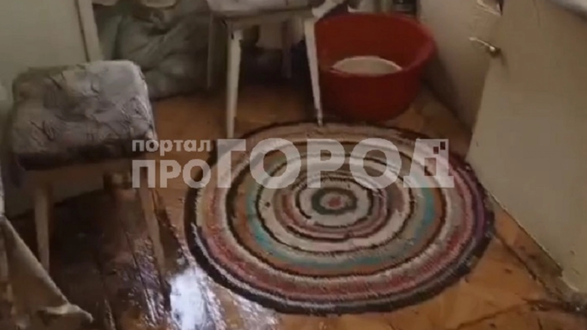 В Новочебоксарске в аварийном доме, подлежащем расселению, произошла коммунальная авария: залило два этажа