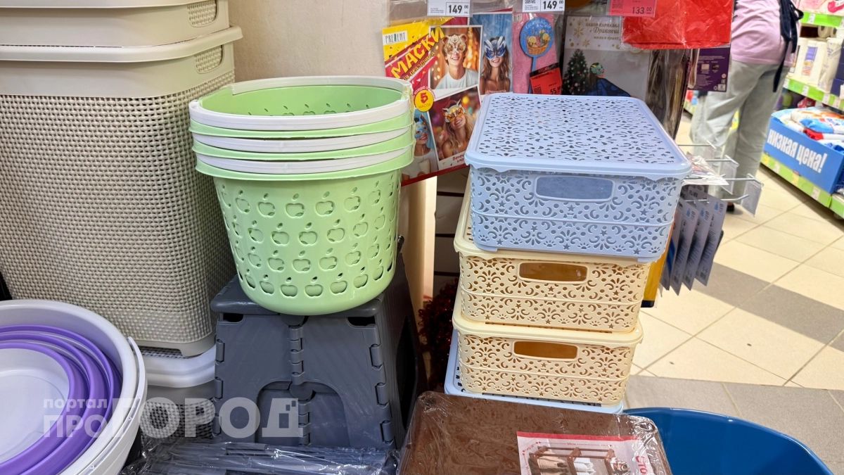 Скупила в Fix Price корзины для белья, но приспособила их на грядках: показываю, как получить урожай без сорняков
