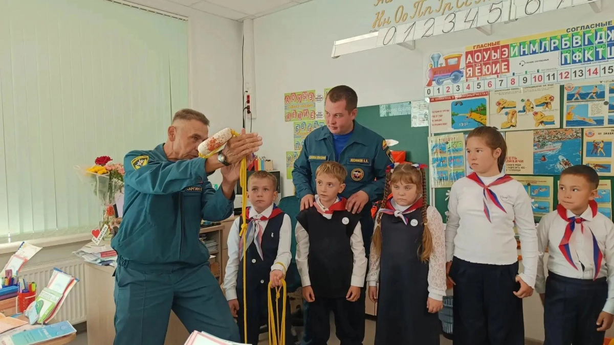Школьников Новочебоксарска спасатели научили бросать линь и примерять жилеты