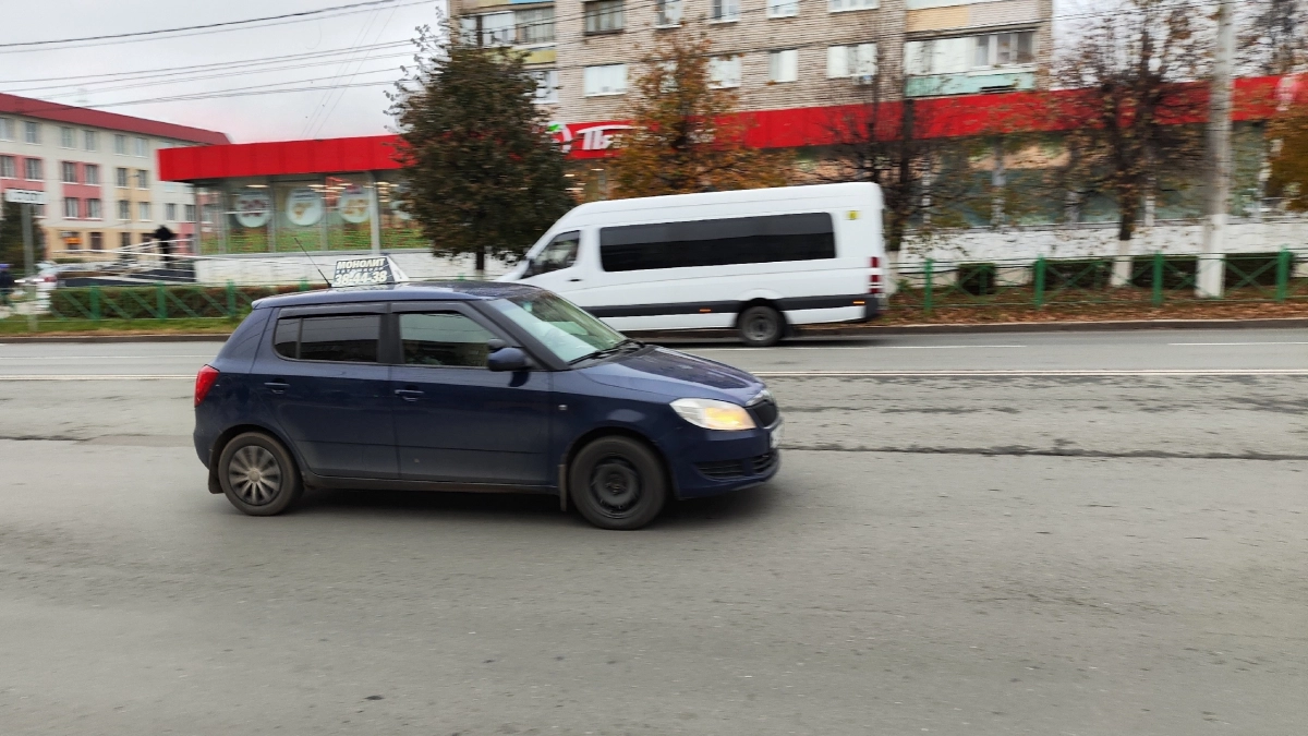 Зачем опытные автомобилисты возят с собой мешочек риса в бардачке: вот в чем полезная хитрость