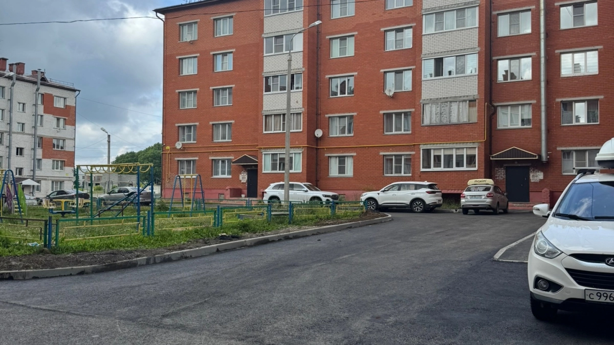 В Кугеси после вмешательства прокуратуры отремонтировали разбитый двор