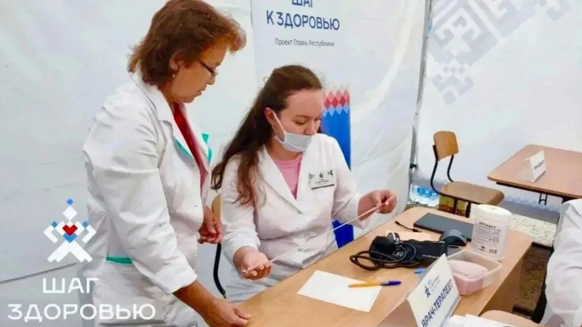 Возле музыкальной школы в Новочебоксарске работает мобильный пункт здоровья