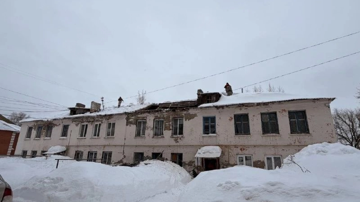 В Новочебоксарске судят инженера УК за падение с крыши 162-килограммовой глыбы льда