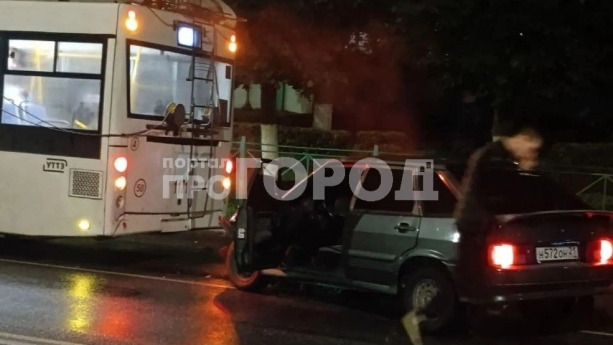 В Новочебоксарске водитель "четырнадцатой" не успел затормозить на мокром асфальте и врезался в троллейбус