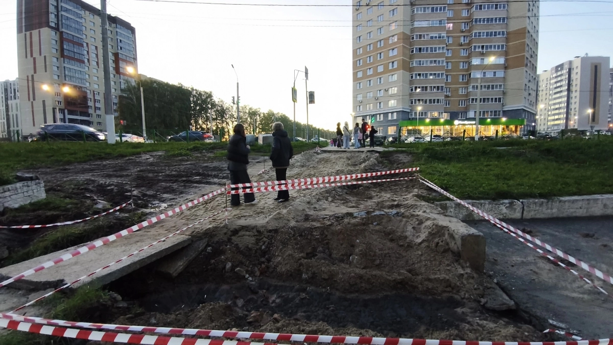 В Новочебоксарске начали ремонт разбитой лестницы на улице 10-й Пятилетки