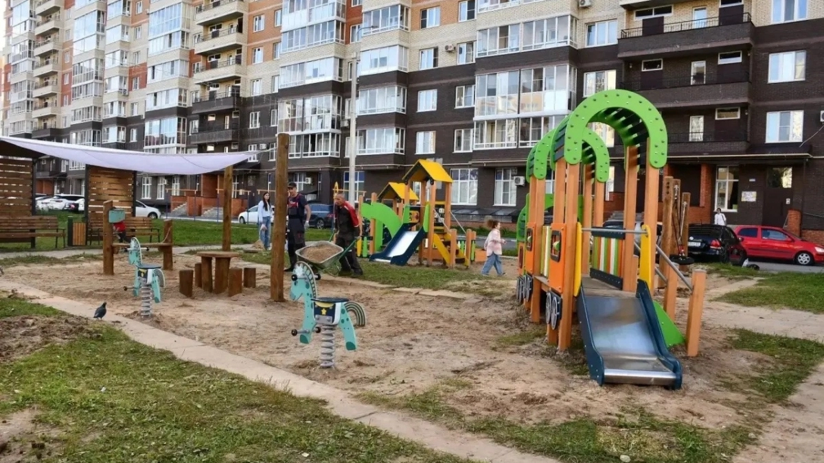 Во дворе на улице Строителей в Новочебоксарске построили детскую площадку