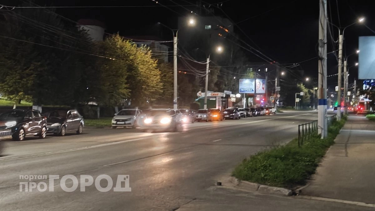 Водители Новочебоксарска выстроились в ночную очередь ради бензина на заправке в центре города