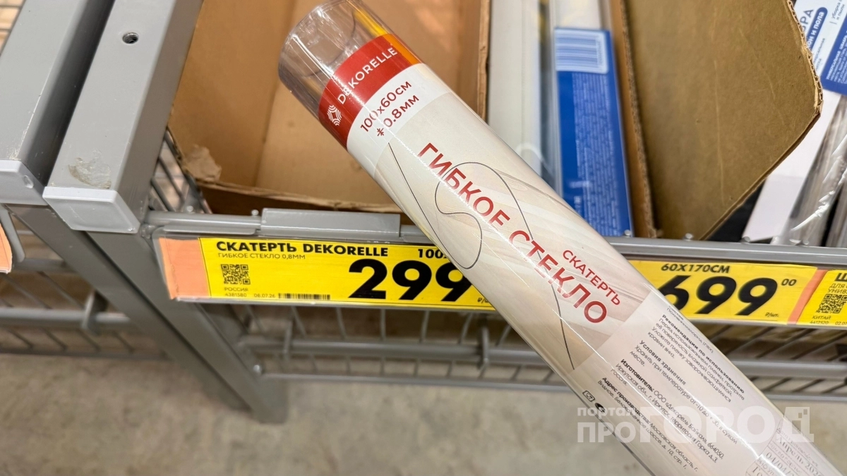 Гибкое стекло в "Чижике" беру по 5 рулонов: клею на старую мебель — и кухня превращается в богатый гарнитур