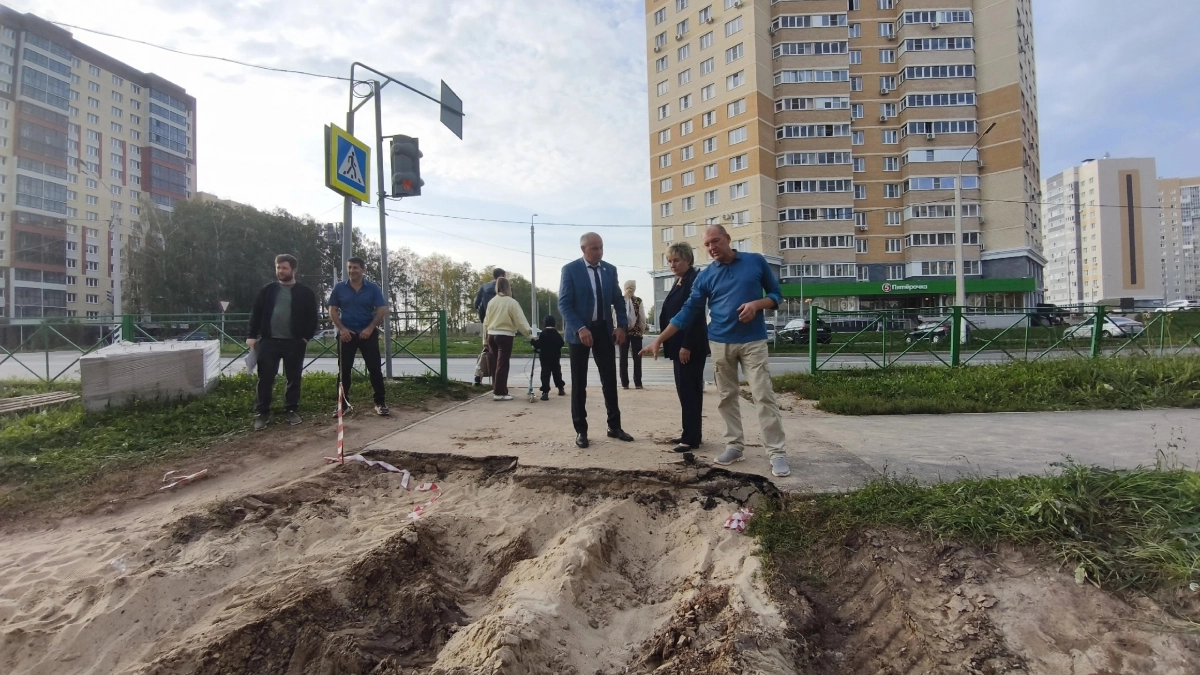 В Новочебоксарске продолжается ремонт лестницы и тротуара на улице 10-й Пятилетки