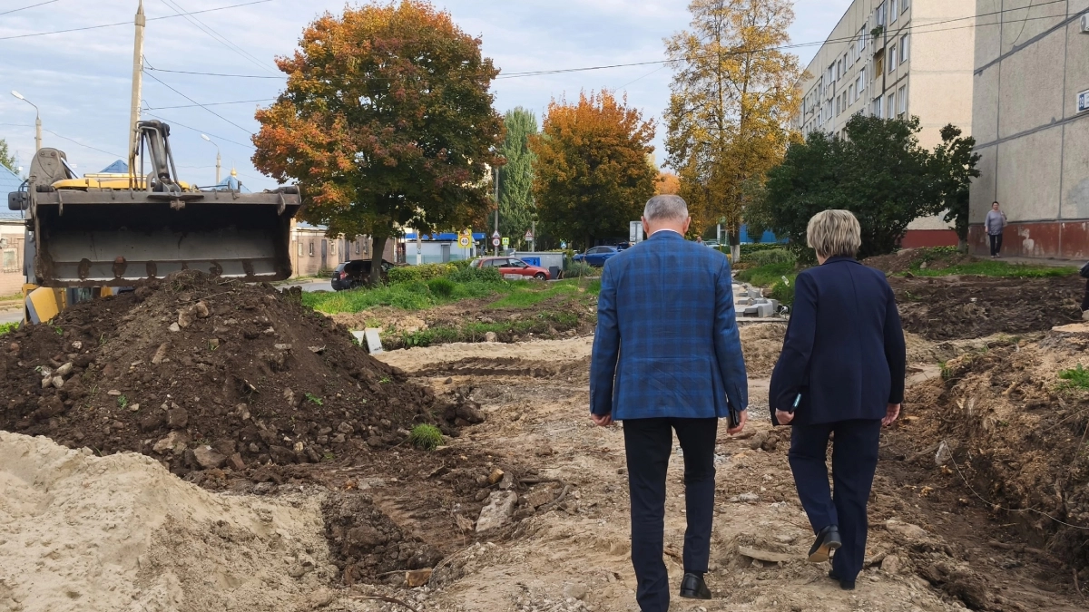 В Новочебоксарске дорожники ускорили ремонт тротуара на улице Семенова