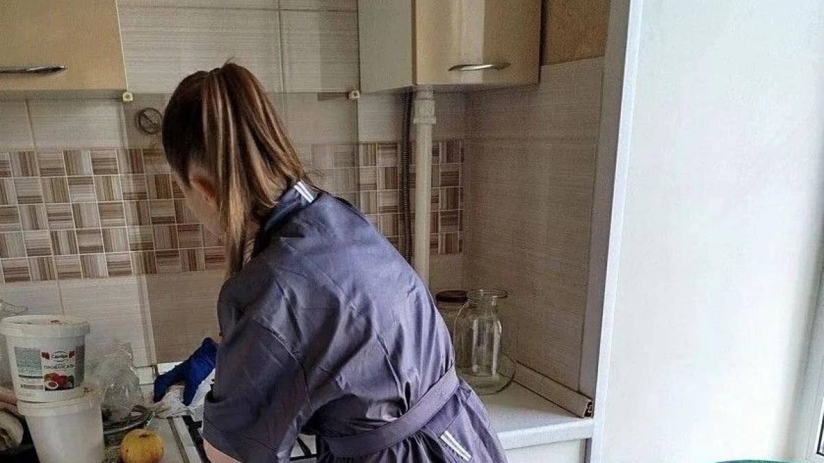В Новочебоксарске соцработники провели генеральную уборку в квартирах пенсионеров