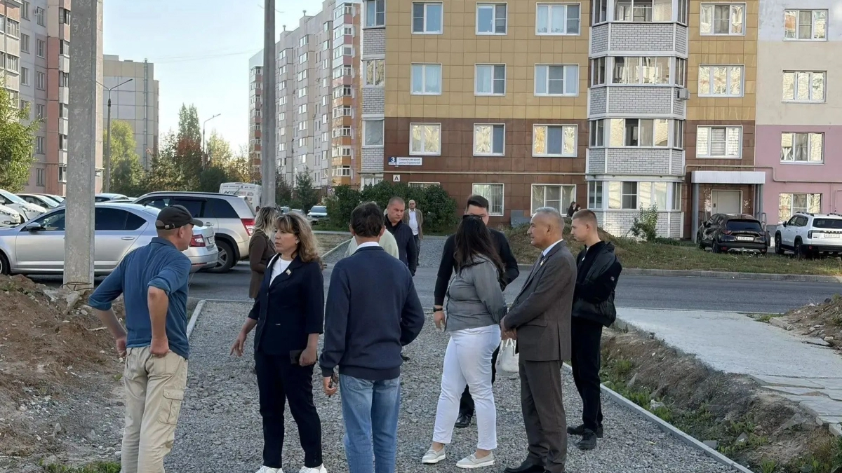 В Новочебоксарске комиссия нашла разбитый асфальт и свалки шин в Венгерском квартале