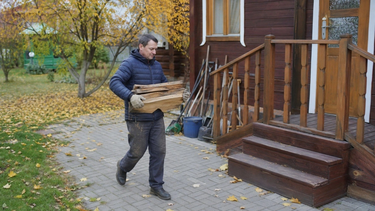 Беру обрезки досок и крашу в близкие оттенки: собираю на веранде деревянный «пэчворк» — стена выглядит как лоскутное пан