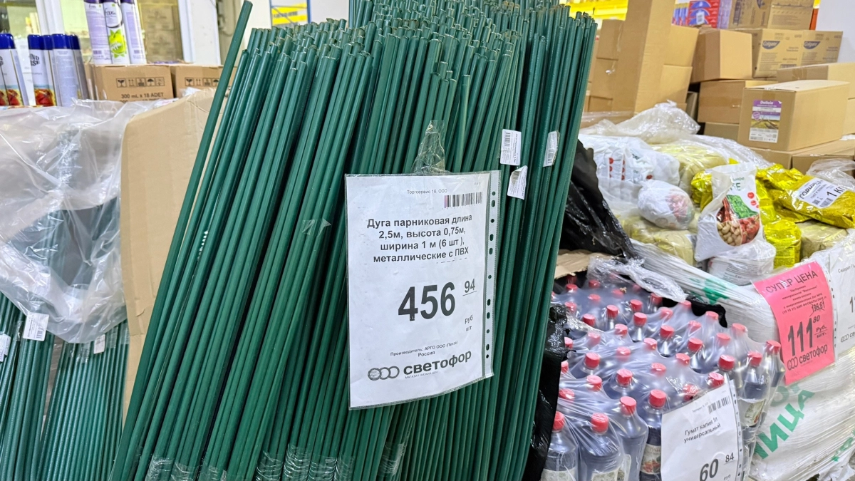 Скупаю садовые дуги в “Светофоре” по 456 рублей десятками: делаю каркасы для парника, которые не гнутся под снегом