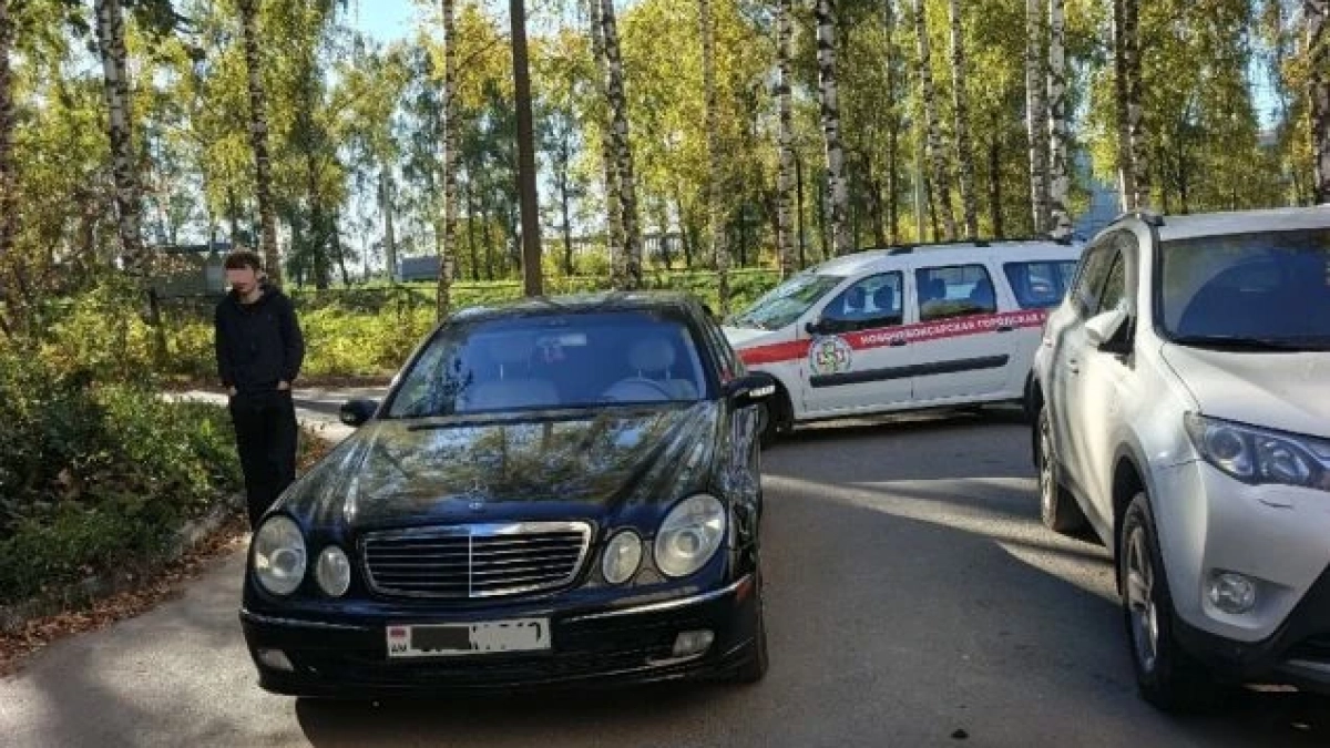 В Новочебоксарске водитель "Мерседеса" бросил авто посреди дороги ради рентгена